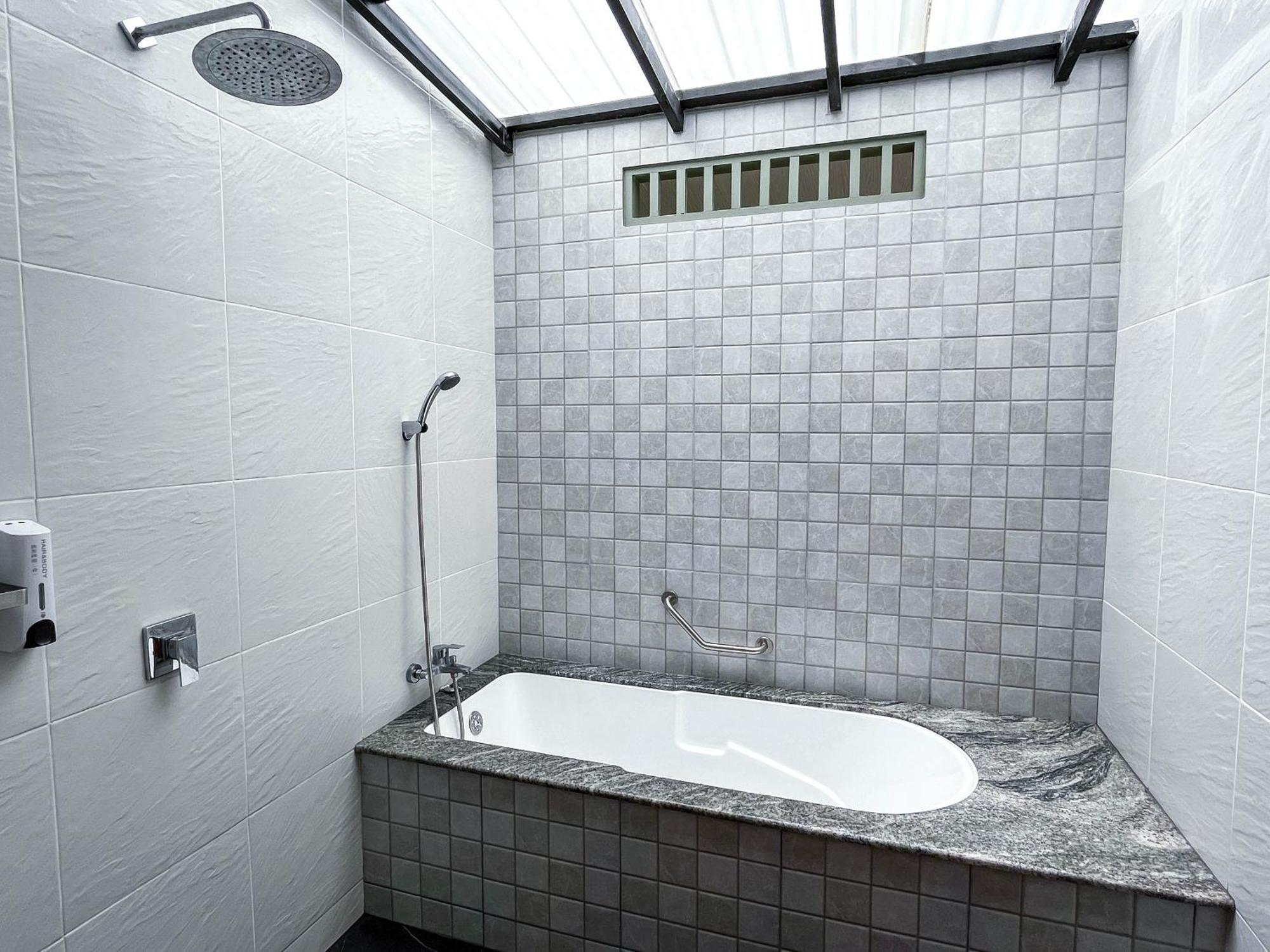 Baleeyan Residence Thalang Bilik gambar